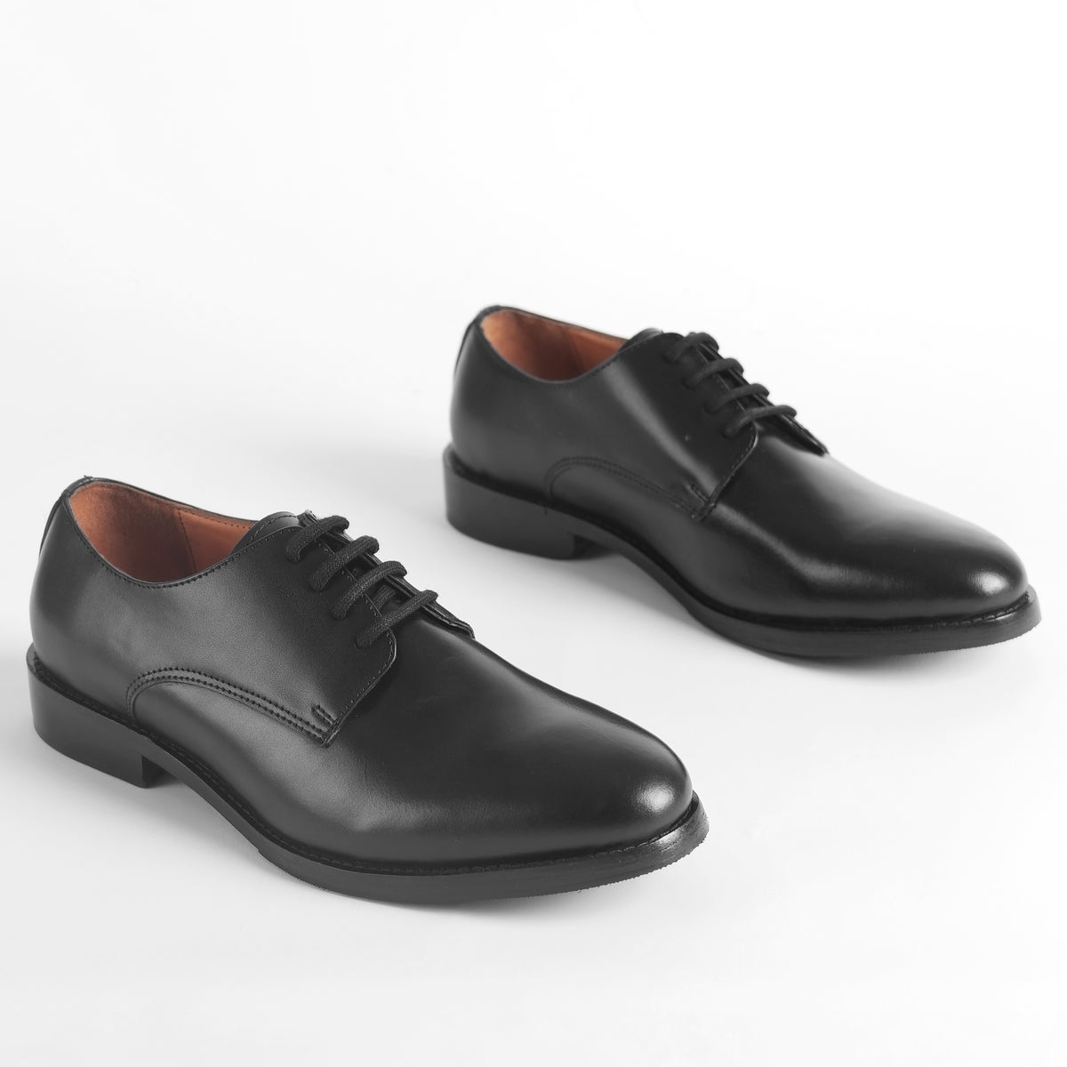 Front view of Blucher Classic Executive black leather Blucher shoes with lace-up closure