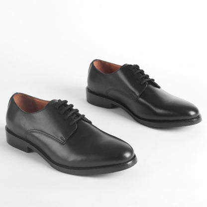 Front view of Blucher Classic Executive black leather Blucher shoes with lace-up closure